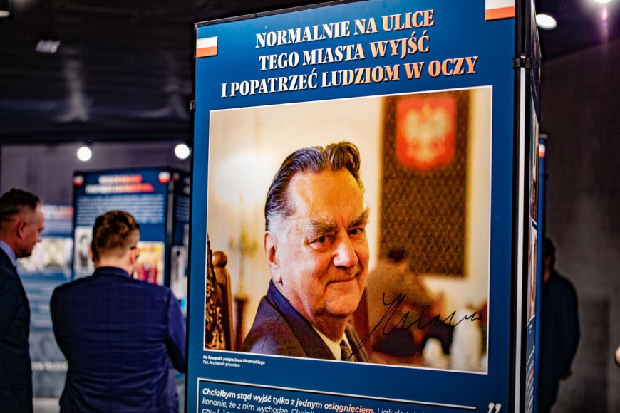 „Spojrzeć ludziom prosto w oczy…” – wystawa poświęcona Premierowi Janowi Olszewskiemu