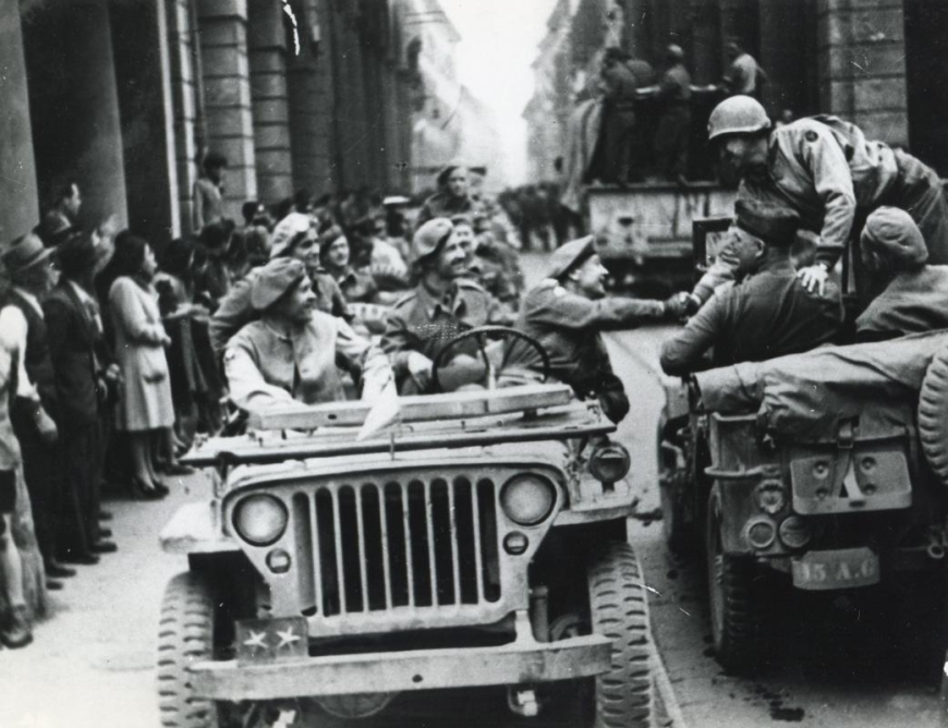 Samochody terenowe Willys MB używane przez dowództwo polskiej 5. Kresowej Dywizji Piechoty i  alianckiej 15. Grupy Armii. Gen. Klemens Rudnicki (za kierownicą) podaje rękę gen. Markowi Clarkowi w trakcie spotkania w zdobytej Bolonii 21 kwietnia 1945 roku. Zbiory Muzeum II Wojny Światowej w Gdańsku.