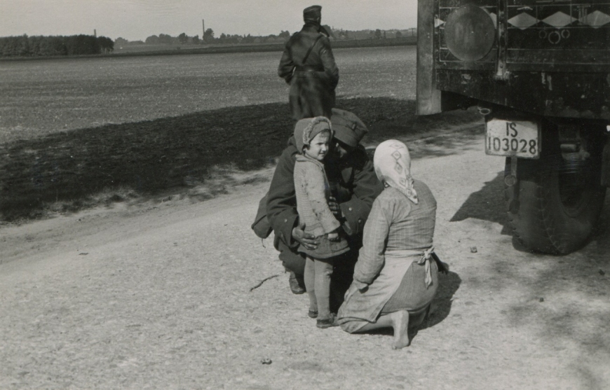 Wrzesień 1939 r., żołnierz Wojska Polskiego, udając się do niewoli w eskorcie żołnierza niemieckiego żegna się z rodziną.