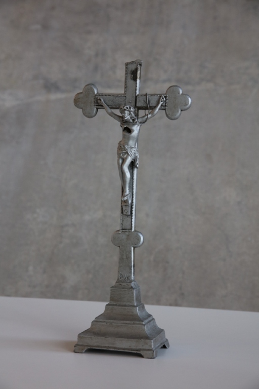 A metal cross with a base, most probably produced in the early twentieth century, used for private devotion, dimensions 41 cm x 19 cm.photo. Mikołaj Bujak