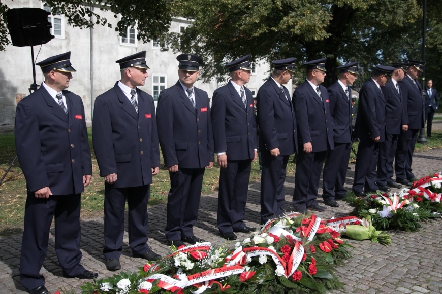 Dyrekcja Muzeum II Wojny Światowej w Gdańsku oddała hołd Poległym Pocztowcom
