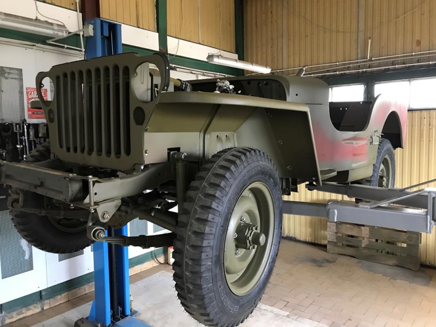 Samochód terenowy Willys MB będący własnością Muzeum II Wojny Światowej w Gdańsku w trakcie remontu. 