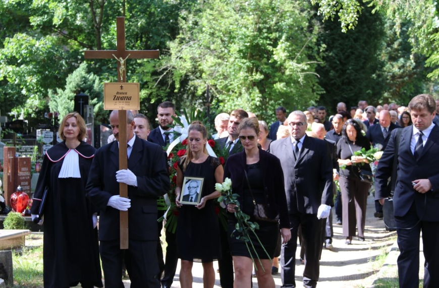 Kondukt żałobny żegnający Brunona Zwarrę na Cmentarzu Oliwskim. Fot. Jan Hlebowicz
