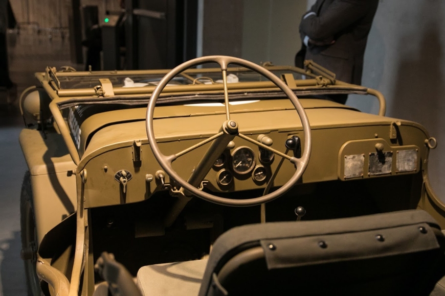 Transport zabytkowego Willys’a MB do sali wystaw czasowych na poziomie -3 