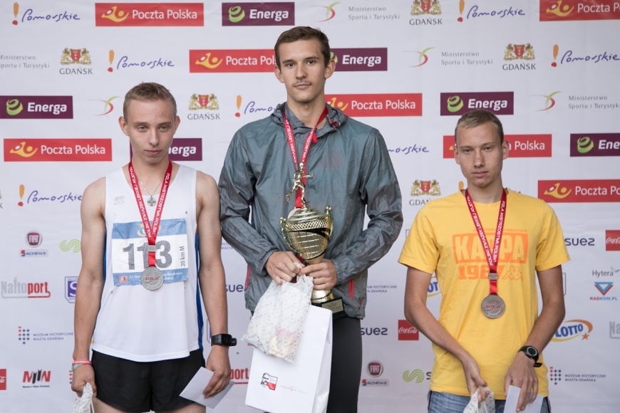 Z-ca Dyrektora Muzeum dr Tomasz Szturo wręczył nagrody zwycięzcom 53. Festiwalu Chodu Sportowego o Puchar Poczty Polskiej i Bieg Pocztowca 