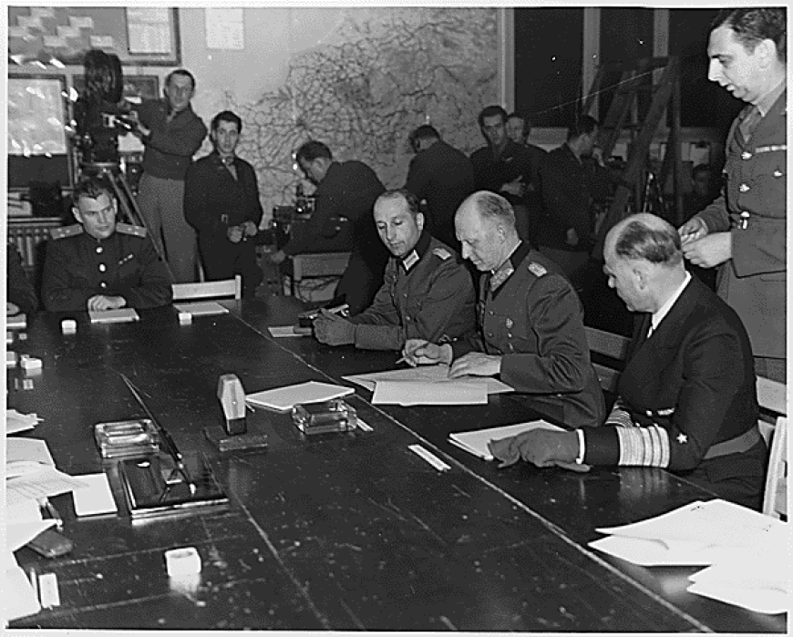 Gen. Alfred Jodl podpisujący akt bezwarunkowej kapitulacji Niemiec, 7 maja 1945 r. (domena publiczna)