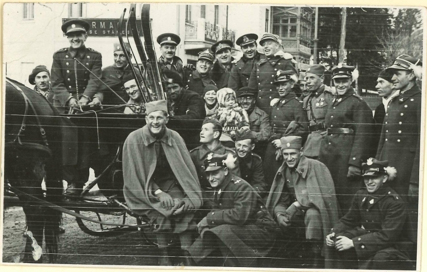 Jako attache wosjkowy w Bukareszcie, wśród oficerów rumuńskich w miejscowości Sinaia, 1934 r_zbiory rodziny Kowalewski-Ferreira