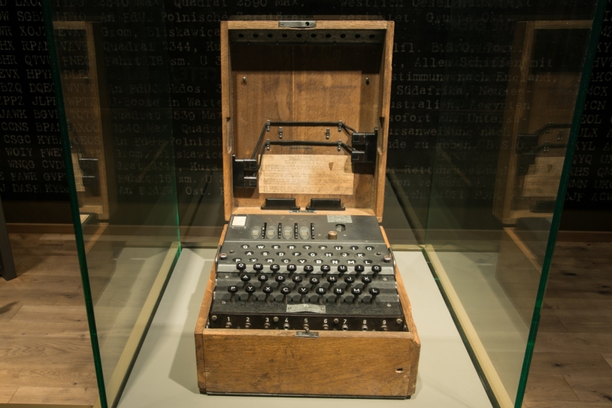 Czterowirnikowa maszyna szyfrująco-deszyfrująca Enigma M4 z łącznicą, zbiory MIIWŚ (dar Forsvarsmuseet, Oslo); fot. M. Bujak