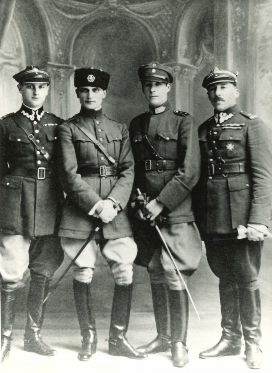 Mjr Jan Kowalewski (pierwszy z prawej) wśród słuchaczy francuskiej Wyższej Szkoły Wojennej, 1926 r. (Zbiory rodziny Kowalewskich-Ferreirów)