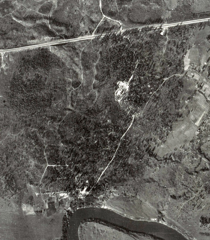 Fotografia terenu lasu katyńskiego. Ten sam kadr rok później. Efekt prac ekshumacyjnych. Wyraźnie widoczne doły w obrębie pierwotnych mogił. Zdjęcie pochodzi z 13. października 1943 roku, już po zajęciu tego terenu przez wojska sowieckie. Źródło: NARA, RG-373