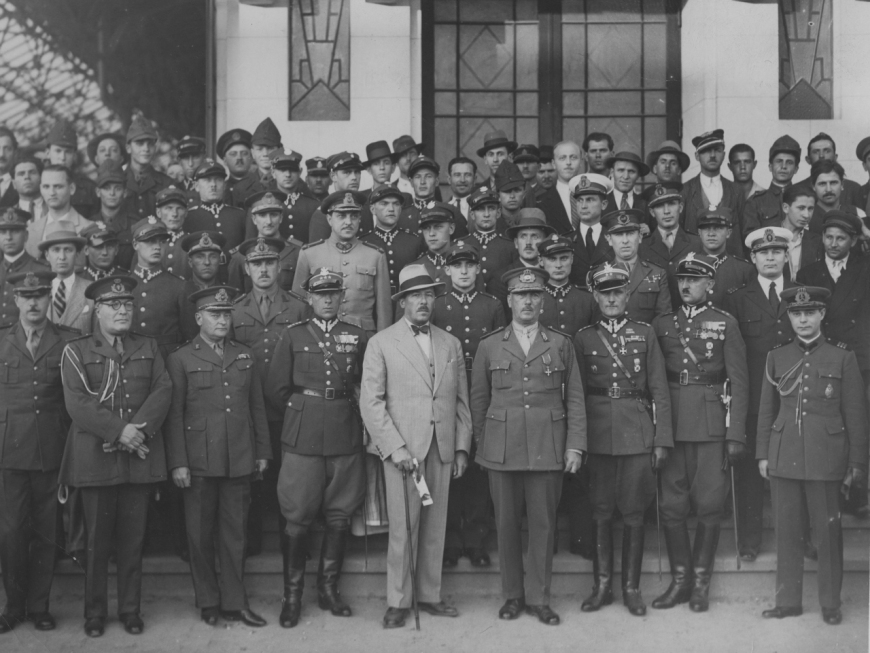 Fotografia grupowa reprezentacji armii polskiej i rumuńskiej w Bukareszcie. W środku w jasnym garniturze stoi ppłk Jan Kowalewski, 09.1933 (Zbiory NAC)