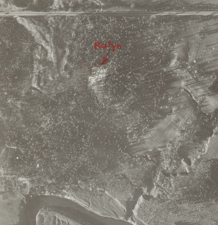 Fotografia terenu lasu katyńskiego. Na zdjęciu naniesiona informacja o położeniu grobów katyńskich na oryginalnej fotografii. Źródło: NARA, RG-373