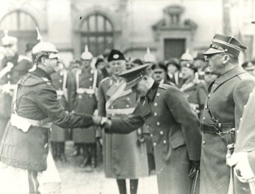 Ppłk Jan Kowalewski (pierwszy z prawej) w towarzystwie króla Rumunii Karola II (pierwszy z lewej), 1935-1939 (zbiory rodziny Kowalewskich-Ferreirów)