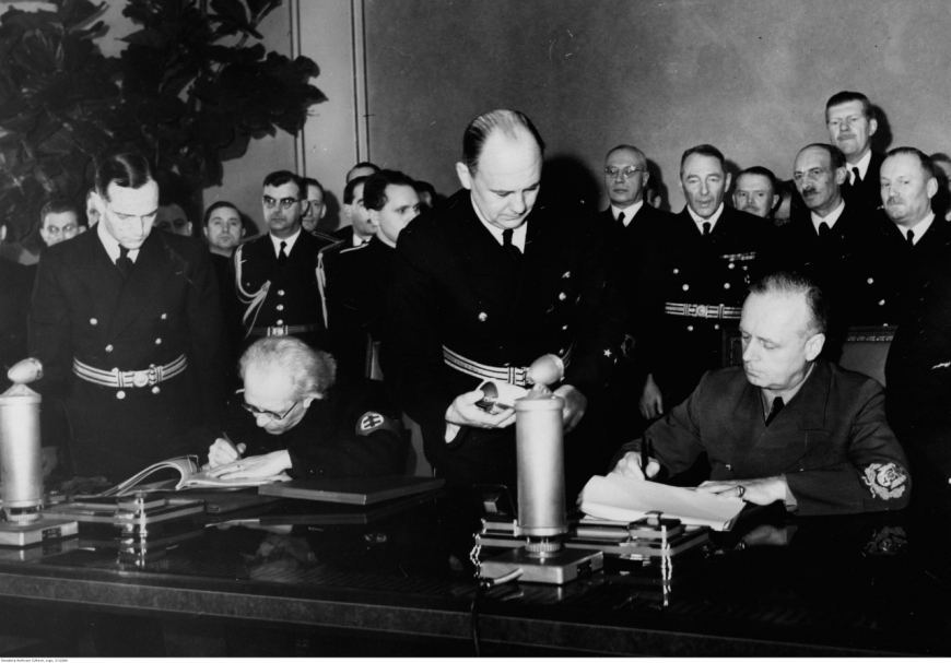 Przystąpienie Słowacji do Paktu Trzech. Słowacki premier Vojtech Tuka (z lewej) i Minister Spraw Zagranicznych Niemiec Joachim von Ribbentrop (z prawej) podczas podpisywania Paktu, Berlin, 24.11.1940 (zdjęcie: NAC, Narodowe Archiwum Cyfrowe)