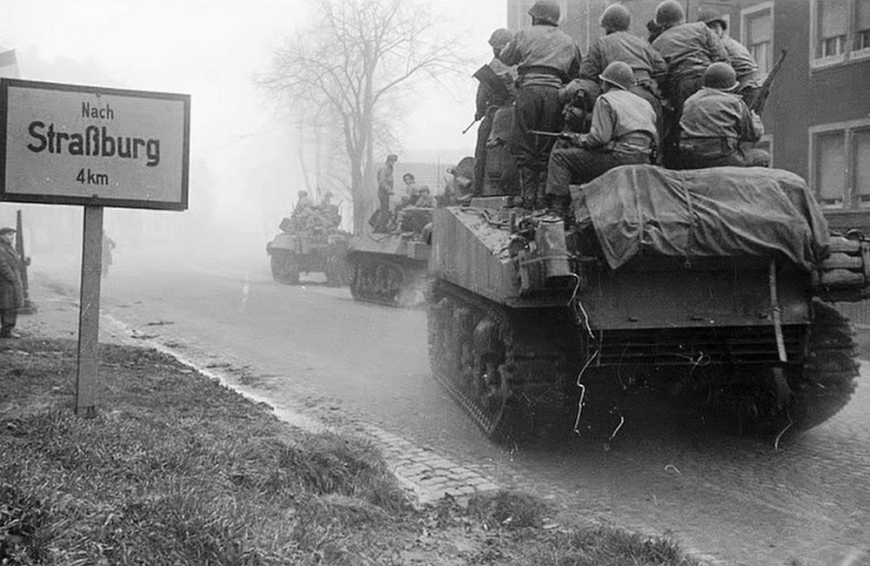Druga Dywizja Pancerna pod dowództwem generała Philippe’a Leclerca zbliża się do rogatek Strasburga, 23 XI 1944 r. (zdjęcie: domena publiczna)