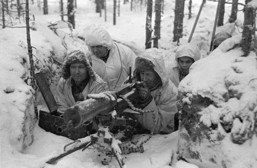 2 – Żołnierze fińscy uzbrojeni w  ciężki karabin maszynowy. 21 lutego 1940 r.a.sa-kuva-106977 / Domena publiczna