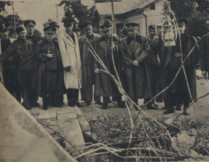 Generał Ferdinand Čatloš i komendant Gwardii Hlinki Alexander Mach oglądają most zniszczony w trakcie działań zbrojnych, Nowy Targ, 1939 (domena publiczna)
