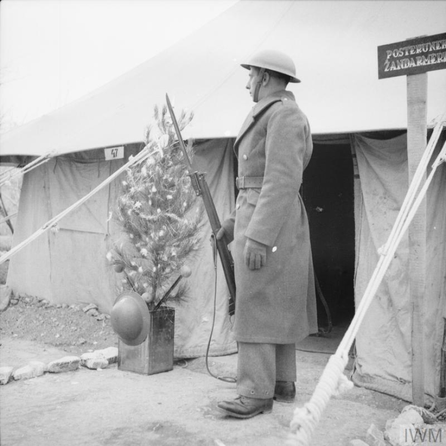 Policjant Wojskowy Wojska Polskiego na Wschodzie pełniący wartę przy choince w polskim obozie. Grudzień 1942 r. (IWM)