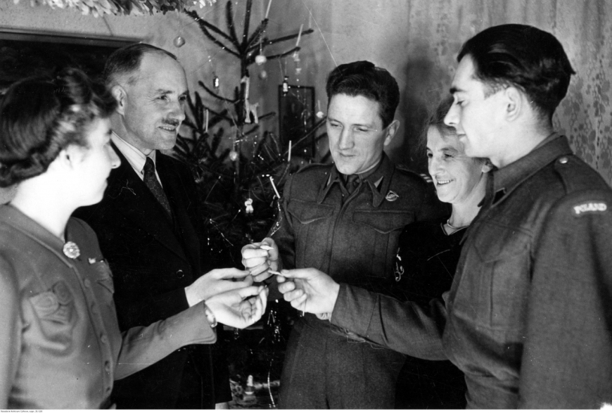 Dwóch żołnierzy 1. Korpusu Polskiego podczas świątecznej kolacji ze szkocką rodziną. 25 grudnia 1942 r. (Narodowe Archiwum Cyfrowe, NAC)