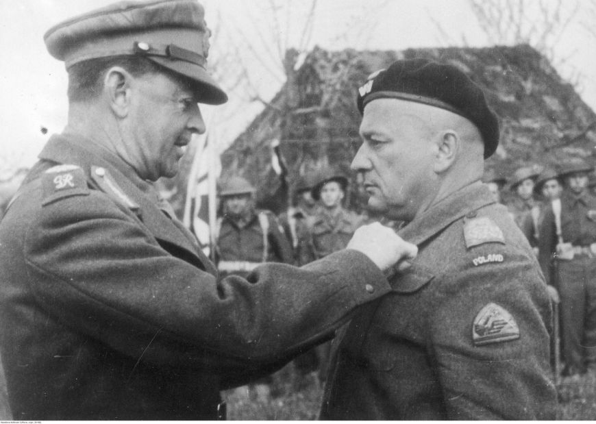 Marszałek Harold Alexander odznacza gen. Bronisława Rakowskiego po bitwie o Ankonę. Źródło: Narodowe Archiwum Cyfrowe, NAC