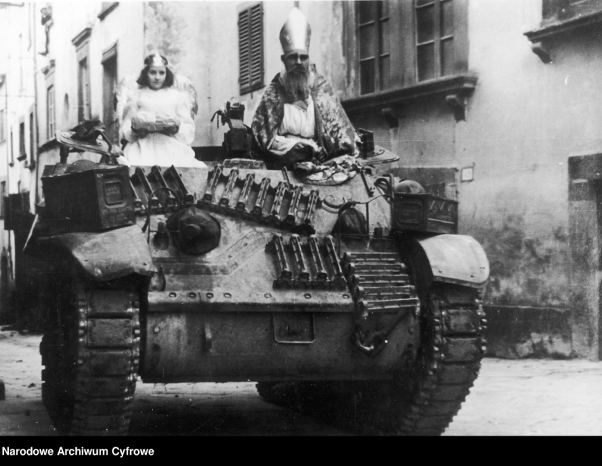 Podchorąży Edward Wojczak z 6. Pułku Pancernego Dzieci Lwowskich jako Święty Mikołaj udaje się wraz z dziewczynką przebraną za aniołka, na czołgu M3M5 Stuart, do dzieci w Bibbiena (Włochy). Grudzień 1944 r. (NAC)