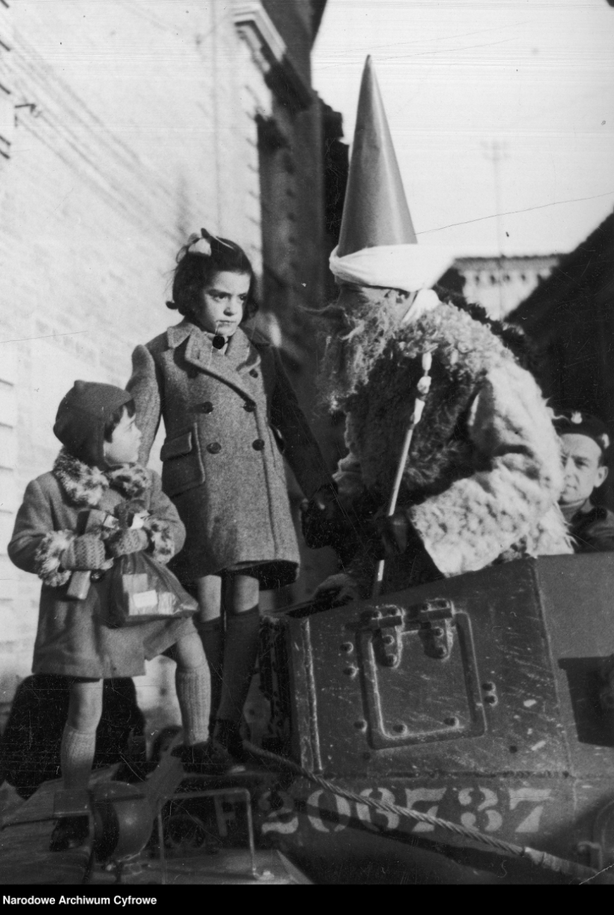 Święty Mikołaj z 1. Pułku Ułanów Krechowieckich przyjechał do włoskich dzieci na samochodzie Daimler Scout Car. Grudzień 1944 r. (NAC)