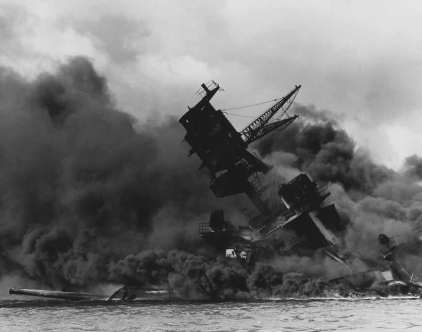 Fot. Amerykański pancernik USS „Arizona” płonie po japońskim ataku na Pearl Harbor / domena publiczna
