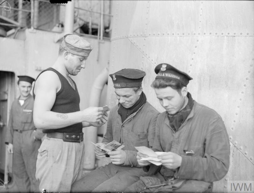 Boże Narodzenie na pokładzie niszczyciela Marynarki Wojennej RP ORP Krakowiak w Devonport. 25 grudnia 1942 r. (Imperial War Museum, IWM)