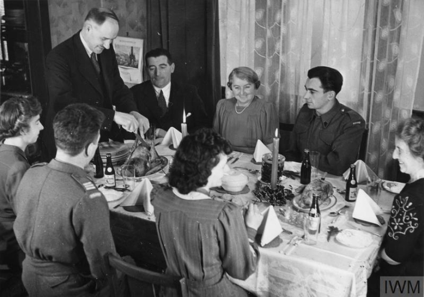 Dwóch żołnierzy 1. Korpusu Polskiego podczas świątecznej kolacji ze szkocką rodziną. 25 grudnia 1942 r. (IWM)