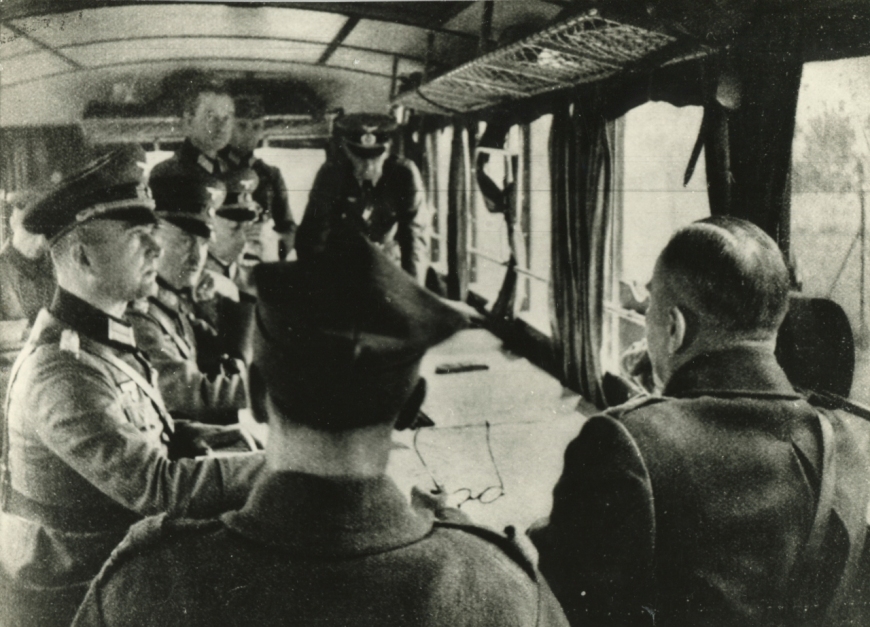 Rokowania dotyczące kapitulacji Warszawy, generał Tadeusz Kutrzeba tyłem; po lewej, w środku, Johannes Blaskowitz, wrzesień 1939 r., zbiory Muzeum II Wojny Światowej, MIIWŚ