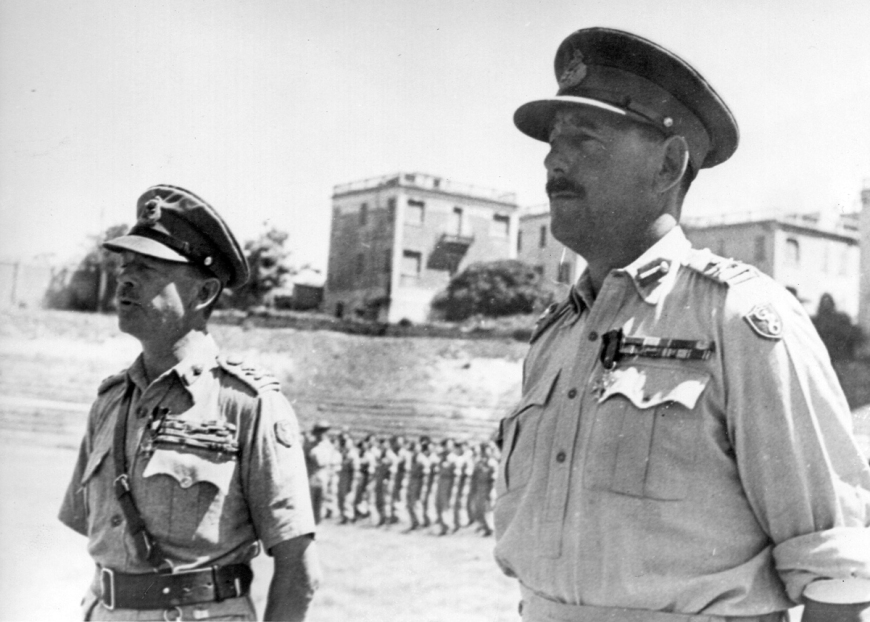 Marszałek Harold Alexander i gen. O. Leese udekorowani polskim Orderem Virtuti Militari. Włochy, lipiec 1944 r. (domena publiczna)