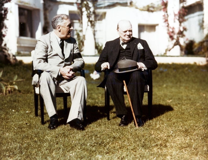 Prezydent Stanów Zjednoczonych Franklin Delano Roosevelt i premier Wielkiej Brytanii Winston Churchill podczas konferencji w Casablance. Styczeń 1943 r. Źródło: domena publiczna