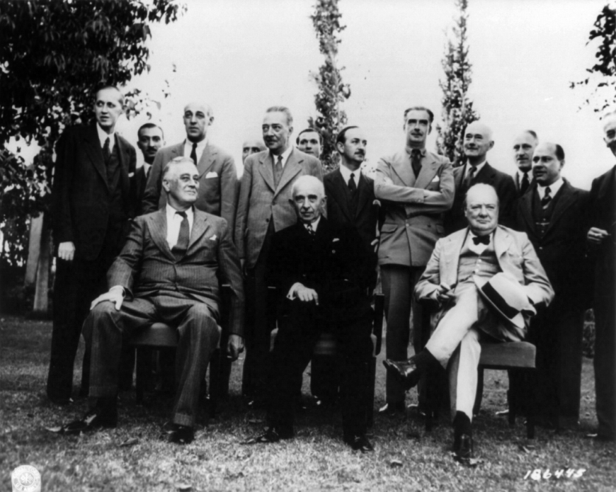 Uczestnicy drugiej konferencji w Kairze. Od lewej: prezydent Stanów Zjednoczonych Franklin Delano Roosevelt, prezydent Turcji Ismet İnönü, premier Wielkiej Brytanii Winston Churchill. Grudzień 1943 r. (domena publiczna)