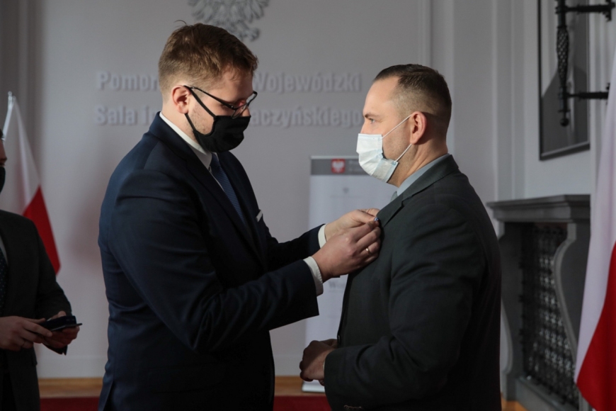 Dyrektor Muzeum II Wojny Światowej w Gdańsku dr Karol Nawrocki został odznaczony srebrną odznaką „Za zasługi w pracy penitencjarnej” | fot. M. Bujak