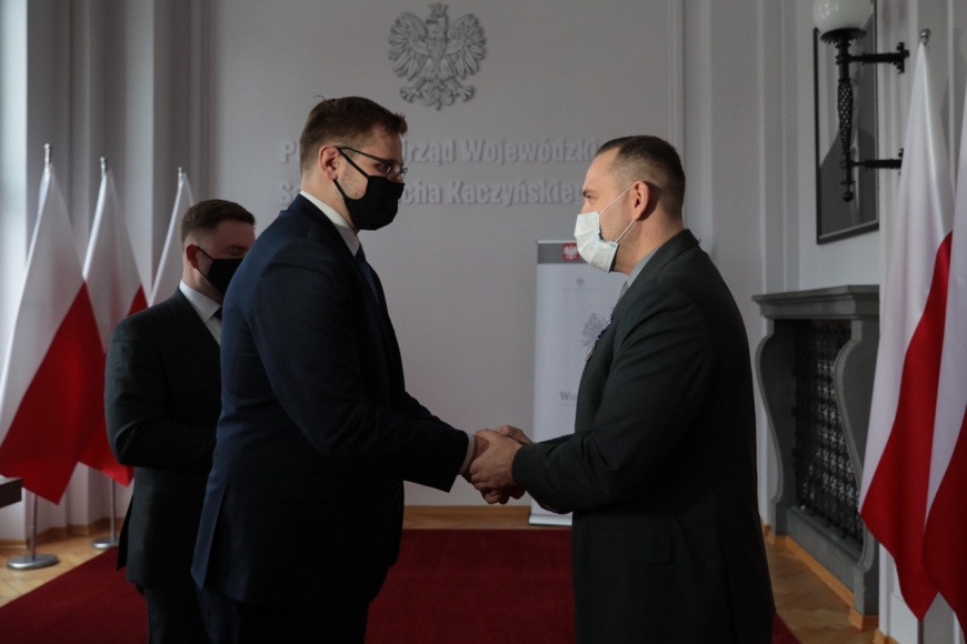Dyrektor Muzeum II Wojny Światowej w Gdańsku dr Karol Nawrocki został odznaczony srebrną odznaką „Za zasługi w pracy penitencjarnej” | fot. M. Bujak