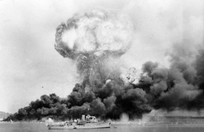 Eksplozja rurociągu po japońskim nalocie na Darwin. 19 lutego 1942 r (RAN Historical Collection/domena publiczna)