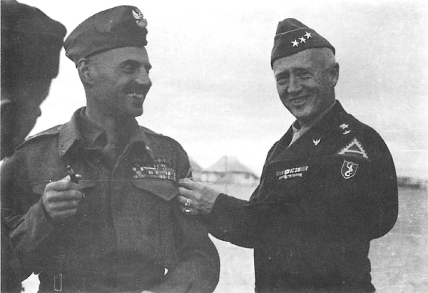 Generałowie Władysław Anders i George Patton podczas spotkania w egipskim Faqus. 17 XII 1943 r. (domena publiczna)