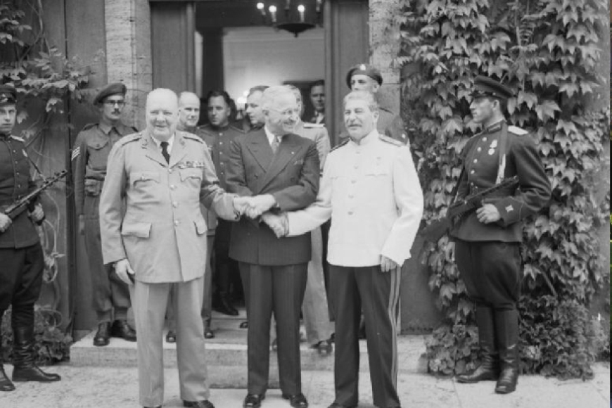 Przedstawiciele wielkiej trójki na konferencji w Poczdamie. Od lewej na pierwszym planie: premier Wielkiej Brytanii Winston Churchill, prezydent Stanów Zjednoczonych Harry S. Truman, dyktator ZSRS Józef Stalin. Lipiec 1945 r. (domena publiczna)