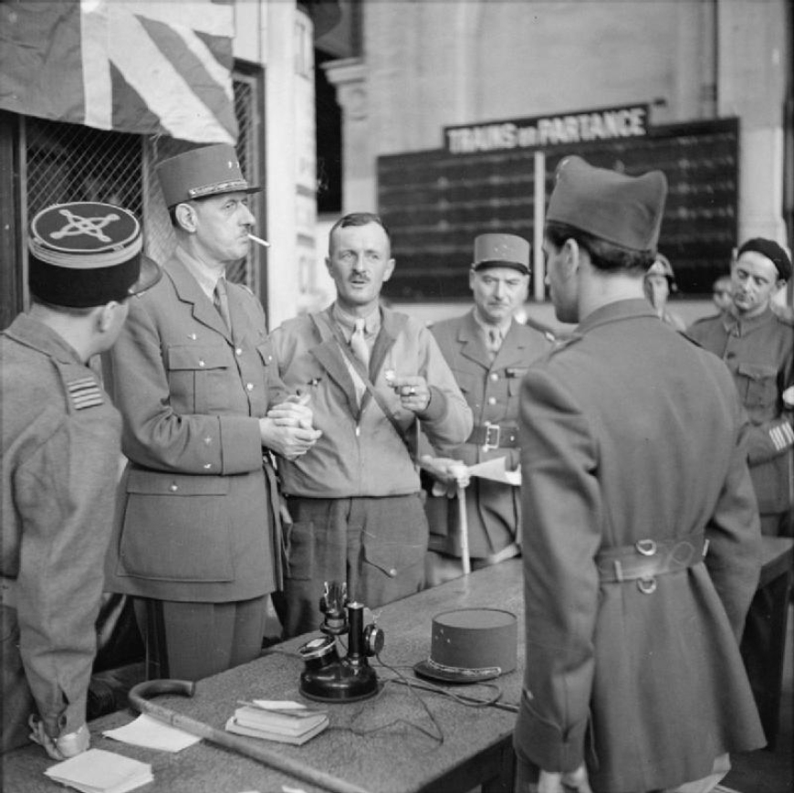 Generałowie Charles de Gaulle i Philippe Leclerc na stacji kolejowej Montparnasse w chwili złożenia kapitulacji ze strony wojsk niemieckich w Paryżu. Paryż, 25 VIII 1944 r. (domena publiczna)