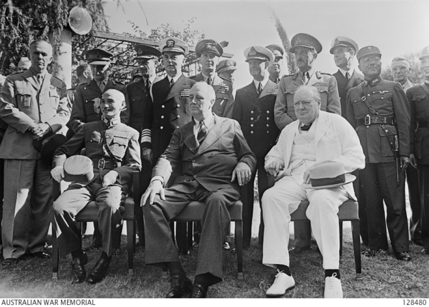 Uczestnicy pierwszej konferencji kairskiej w otoczeniu dowódców wojskowych. W pierwszym rzędzie od lewej: przywódca Chin Czang Kaj-szek, prezydent Stanów Zjednoczonych Franklin D. Roosevelt, premier Wielkiej Brytanii Winston Churchill. Listopad 1943 r. (Australian War Memorial/domena publiczna)