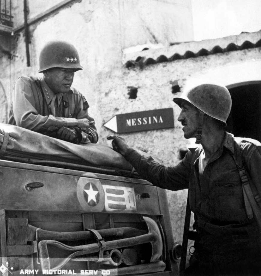 Generał George Patton w rozmowie z ppłk. Lyle Bernardem. Sycylia, 1943 r. (domena publiczna)
