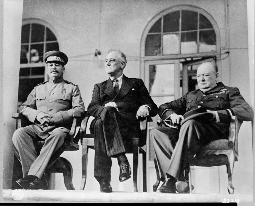 Przedstawiciele wielkiej trójki na tle miejsca obrad – ambasady ZSRS w Iranie. Od lewej: dyktator ZSRS Józef Stalin, prezydent Stanów Zjednoczonych Franklin D. Roosevelt, premier Wielkiej Brytanii Winston Churchill. Grudzień 1943 r. (Library of Congress/domena publiczna)