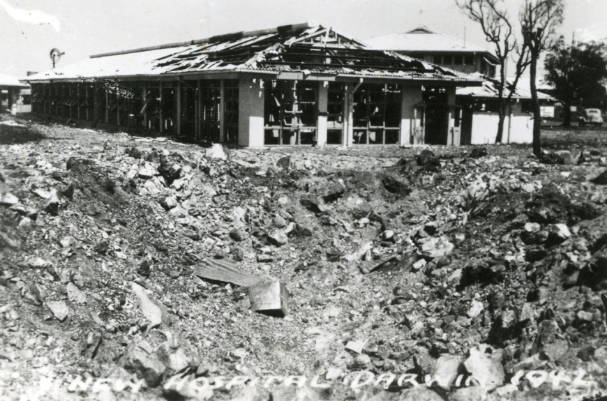Krater po wybuchu bomby i zniszczony budynek szpitala w mieście Darwin. Luty 1942 r. (Library & Archives NT/domena publiczna)