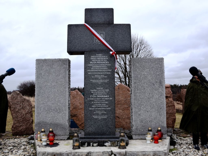 Pomnik upamiętniający pomordowanych Polaków na miejscu nieistniejącej obecnie Huty Pieniackiej, odsłonięty w 2005 r. i odnowiony w 2017 r. (fot. Leon Popek/IPN)