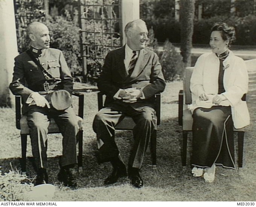 Fotografia plenerowa wykonana podczas pierwszej konferencji w Kairze. Od lewej: przywódca Chin Czang Kaj-szek, prezydent Stanów Zjednoczonych Franklin D. Roosevelt, żona Czang Kaj-szeka i tłumaczka Song Meiling. 22 listopada 1943 r. (Australian War Memorial/domena publiczna)