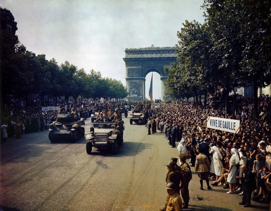 Oddziały francuskiej 2. Dywizji Pancernej przejeżdżają pod Łukiem Triumfalnym w Paryżu. Paryż, 26 VIII 1944 r. (domena publiczna) 