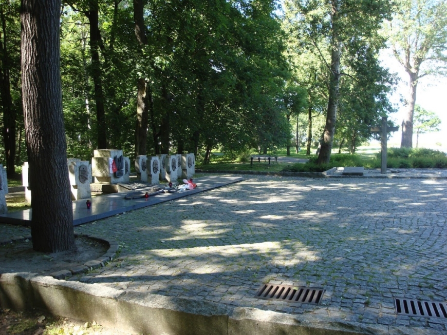 Obecna forma cmentarza z przeniesionym krzyżem i tablice w tzw. aneksie. Autor nieznany (MIIWŚ)