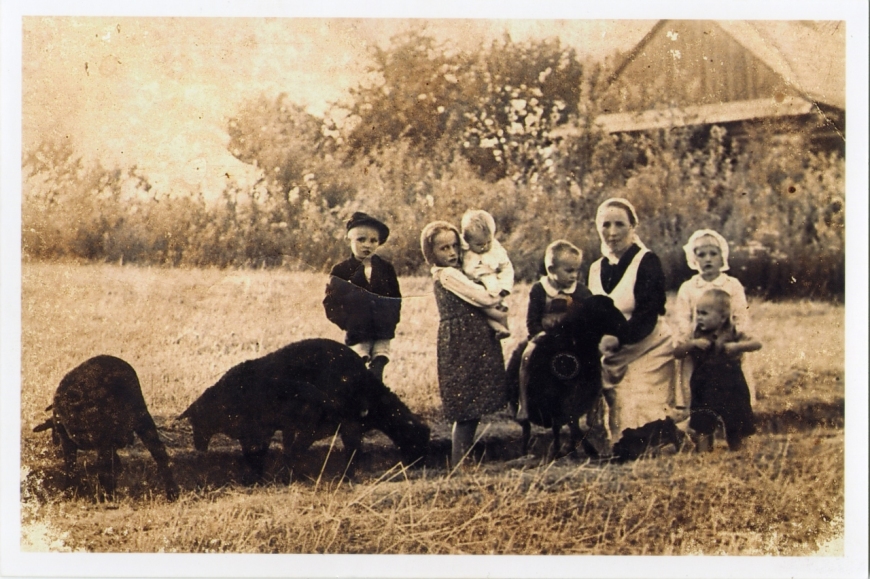 Wiktoria Ulma wraz z swoimi dziećmi (zbiory cyfrowe Muzeum Polaków Ratujących Żydów pod okupacją niemiecką im. Rodziny Ulmów w Markowej)