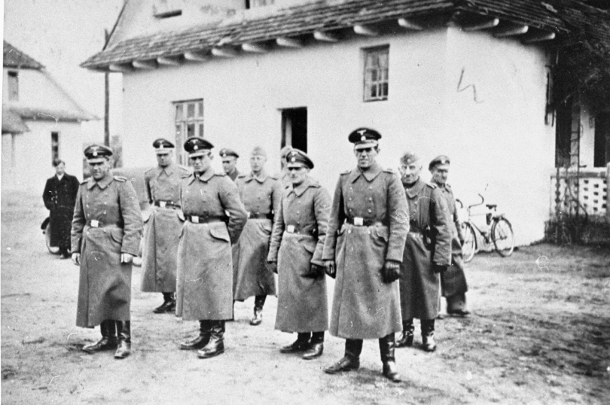 Załoga SS przed budynkiem komendantury obozu w Bełżcu 1942 r. Źródło: Instytut Pamięci Narodowej, IPN