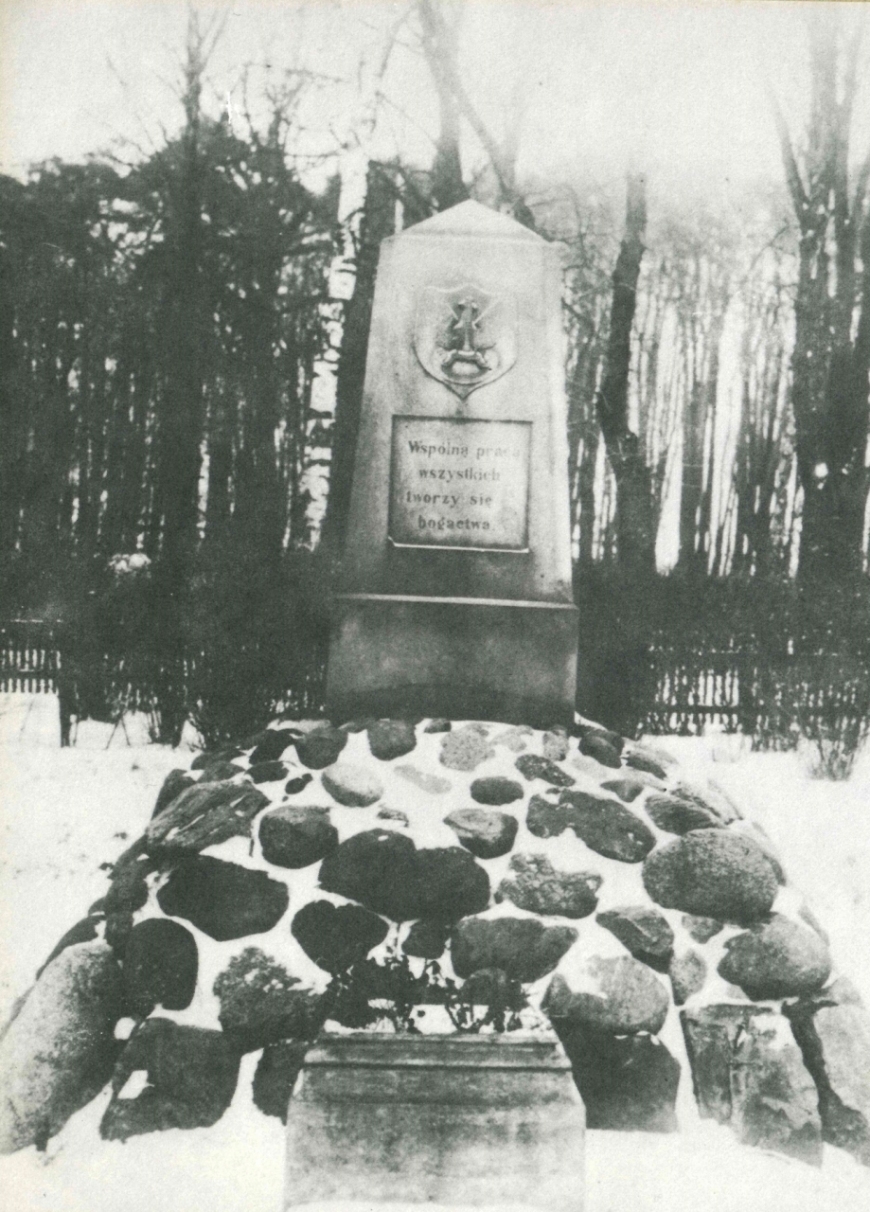 Pomnik poświęcony 10. rocznicy odzyskania przez Polskę niepodległości, uroczyście odsłonięty w listopadzie 1928 r. na Westerplatte. Autor nieznany (APG)